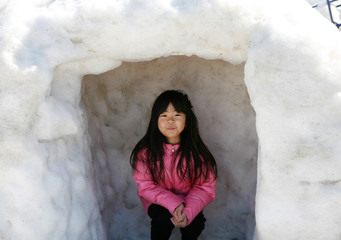 かまくらと女の子