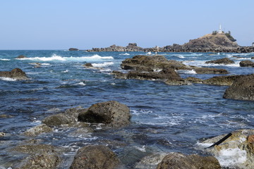 奇岩怪石の磯が続く海岸の岩場（山形県庄内）
