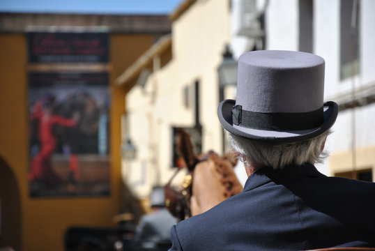 Hombre elegante con chistera  de espalda