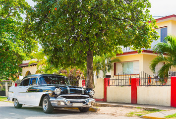 Amerikanischer schwarz weißer Oldtimer parkt in Varadero Cuba - Serie Cuba Reportage
