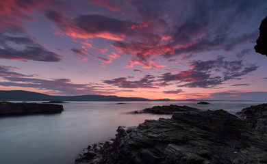 Obraz premium Sea sunrise, near the rocks
