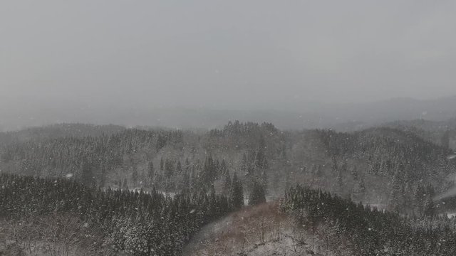 東北の冬　空撮　降り積もる雪　雪山