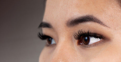 girl with extensible eyelashes