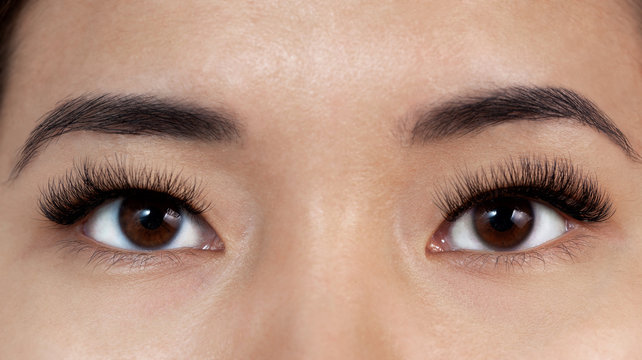girl with extensible eyelashes