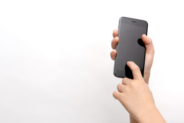 スマートフォンと子供の手