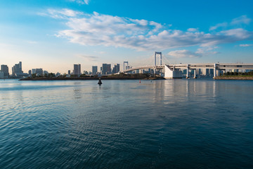 Obraz premium Tokyo Bay with a view of the Tokyo skyline and Bridge