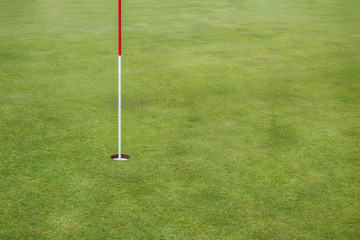 Obraz premium golf hole on a field in the morning at golf course