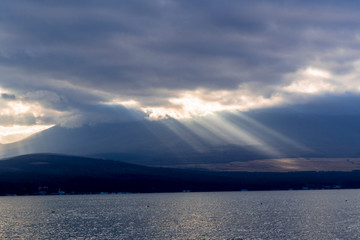 山中湖畔の雲と光芒
