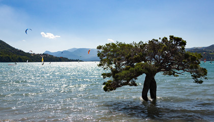 Kitesurf sur le lac de Serre-Poncon vers Embrun - Hautes-Alpes - France