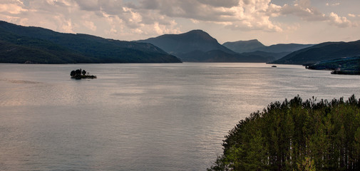 Coucher de soleil sur le lac de Serre-Poncon pres de Savines-le-Lac - Hautes Alpes - France