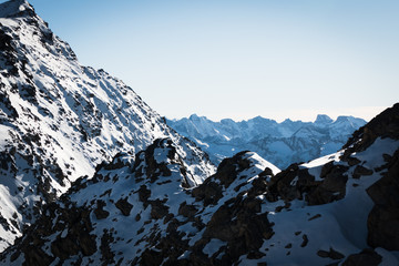 Fototapeta na wymiar Verschneite Bergkette im Engadin Schweiz
