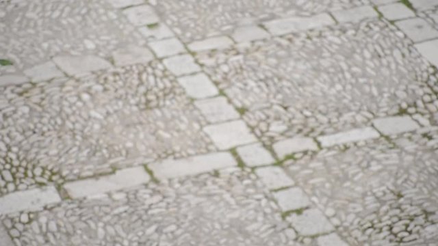 Giovane uomo cammina all'interno di un cortile di un'antica masseria pugliese