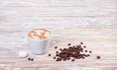 Foto auf Acrylglas Kaffee Bar weiße Tasse und Kaffeebohnen auf Holzuntergrund