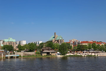 Fototapeta na wymiar Dom und Wallonerkirche in Magdeburg