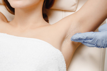 Obraz na płótnie Canvas Close-up armpit. Laser hair removal underarms. Specialist applies gel