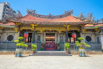 Fotobehang Tempel Mensen lopen voor de poort van de Longshan-tempel in Taipei, Taiwan