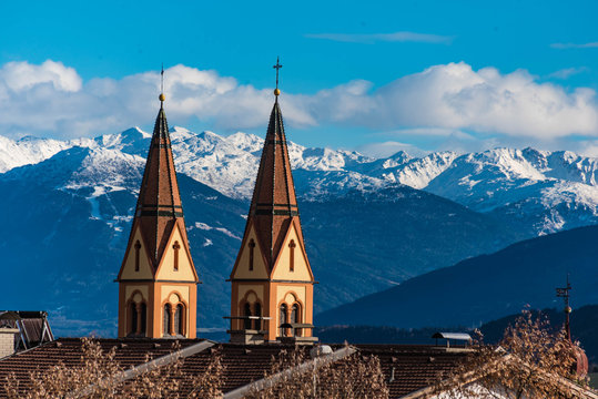 Pfarrkirche Telfs mit schneebedeckten Bergen