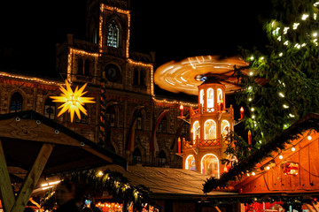 Fototapeta na wymiar Weihnachtsmarkt in Weimar mit Rathaus