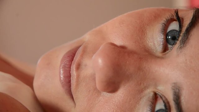 sguardo di una giovane donna appena sveglia