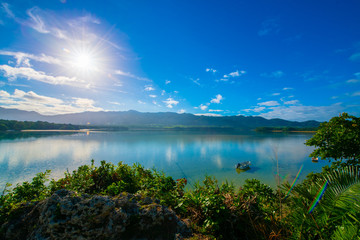 美しい沖縄の空と青い空
