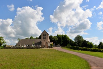 Fototapeta na wymiar Eglise de Metz le comte Nièvre en Bourgogne Franche Comté