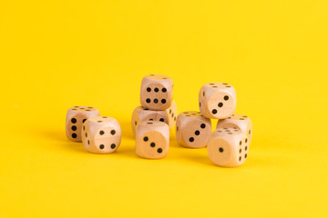 Würfel zum spielen vor gelben Hintergrund