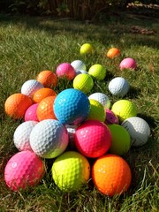 Kunst : bunte Golfbälle zu einer Pyramide gestapelt