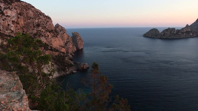 Schwenk &uuml;ber K&uuml;ste auf Ibiza beim Sonnenuntergang