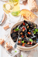 Spicy mussels with coriander and chili peppers