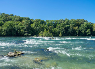 Schnelle Strömung des Rheins stromaufwärts der Rheinfall