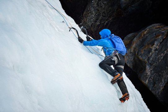 Scalatore alle cascate del Lillaz Valle D'Aosta