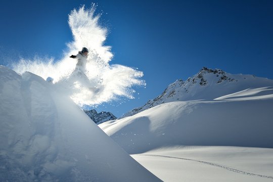 Saltatore sulle neve in Val Ferret