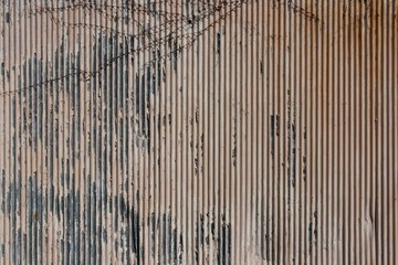 塗装の剥げた金属の壁