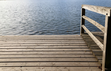 Fototapeta premium Steg am See mit blauer Wasseroberfäche