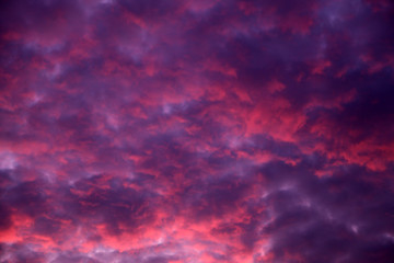 orange Wolken am violetten Himmel