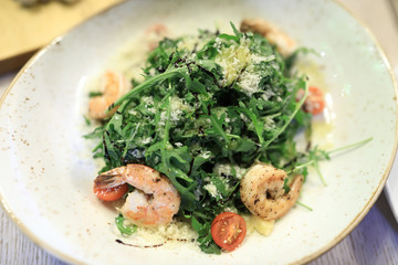 Salad with arugula and shrimps