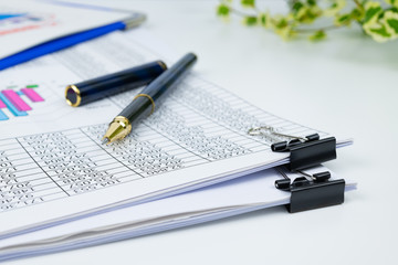 グラフ　ビジネスイメージ　会議資料　打ち合わせ　ミーティング　名刺