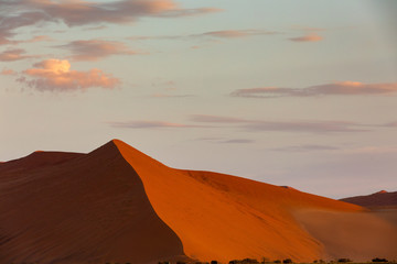 Sonnenaufgang an der Düne 45 in Namibia