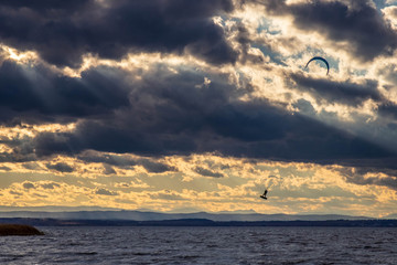 Kitesurfer bei Sonnenuntergang