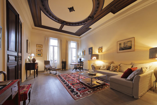 salon appartement ancien r&eacute;nov&eacute; hauts plafonds