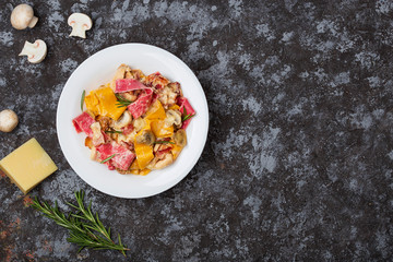 colored papardelle with chicken, bacon and mushrooms