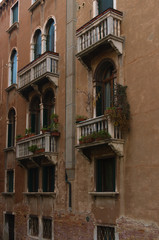 Fototapeta na wymiar Balcony in Venice overlooking the canal