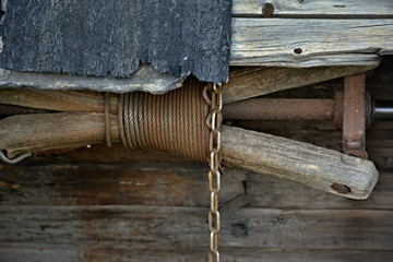 The mechanism of an old well.