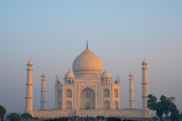 Fototapeta na wymiar Taj Mahal at sunrise