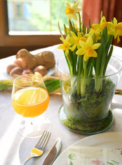 Wielkanoc - kompozycja kwiatowa, stół