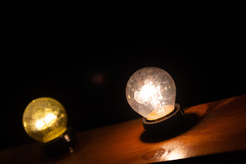 Leuchtende Gl&uuml;hbirne