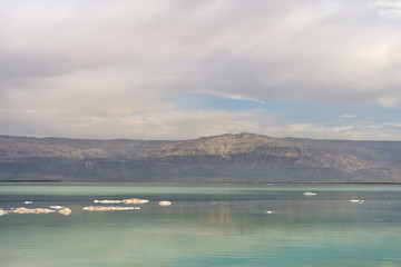 Obraz premium Dead sea seascape in cloudy weather