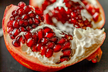 Delicious pomegranate fruit wiating to be eaten. - obrazy, fototapety, plakaty