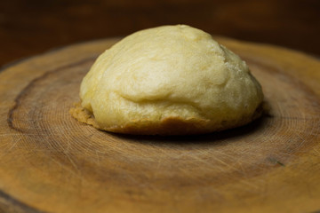 Dampfnudel mit Salzkruste, traditionelle Mehlspeise der süddeutschen und österreichischen Küche,...