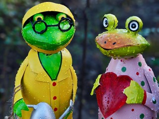 Froschmann und Froschfrau mit Herz, Figuren aus buntem Metall